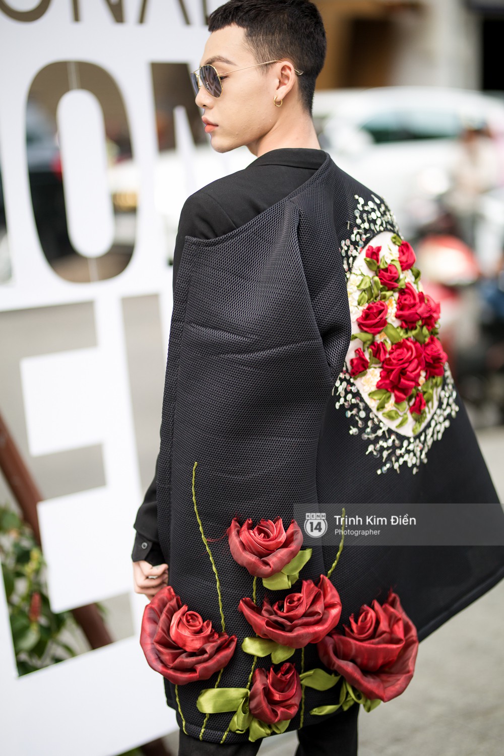 Street style VIFW ngày 2: Đồ lưới, shorts, giày cao gót được... phái nam tận dụng triệt để